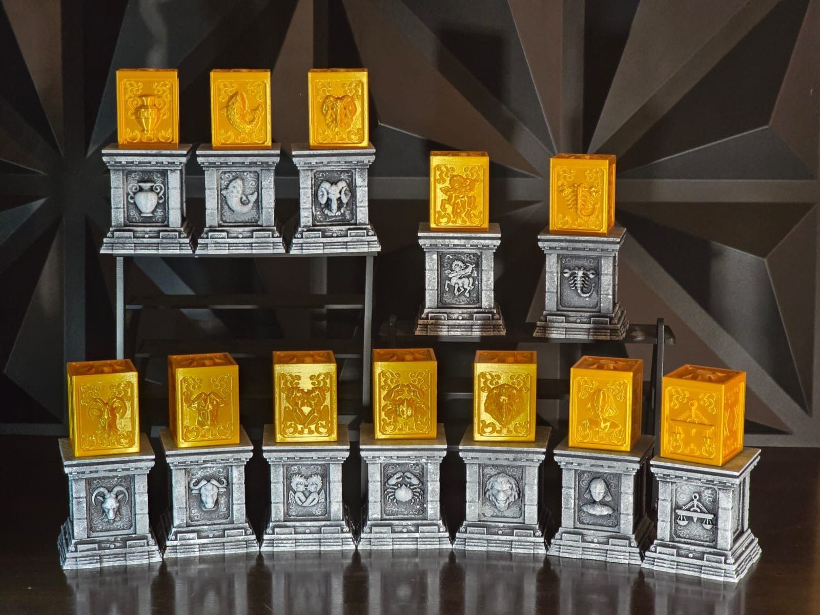 Set de 12 Cajas de Pandora con Pedestales · Saint Seiya